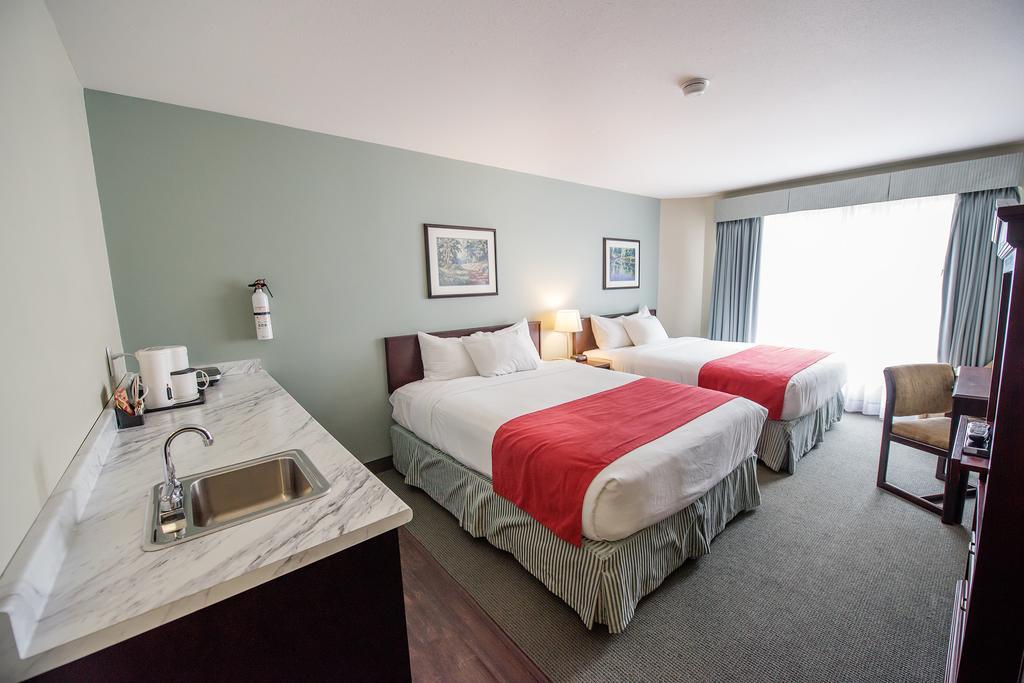 Harrison Lake Hotel 4*