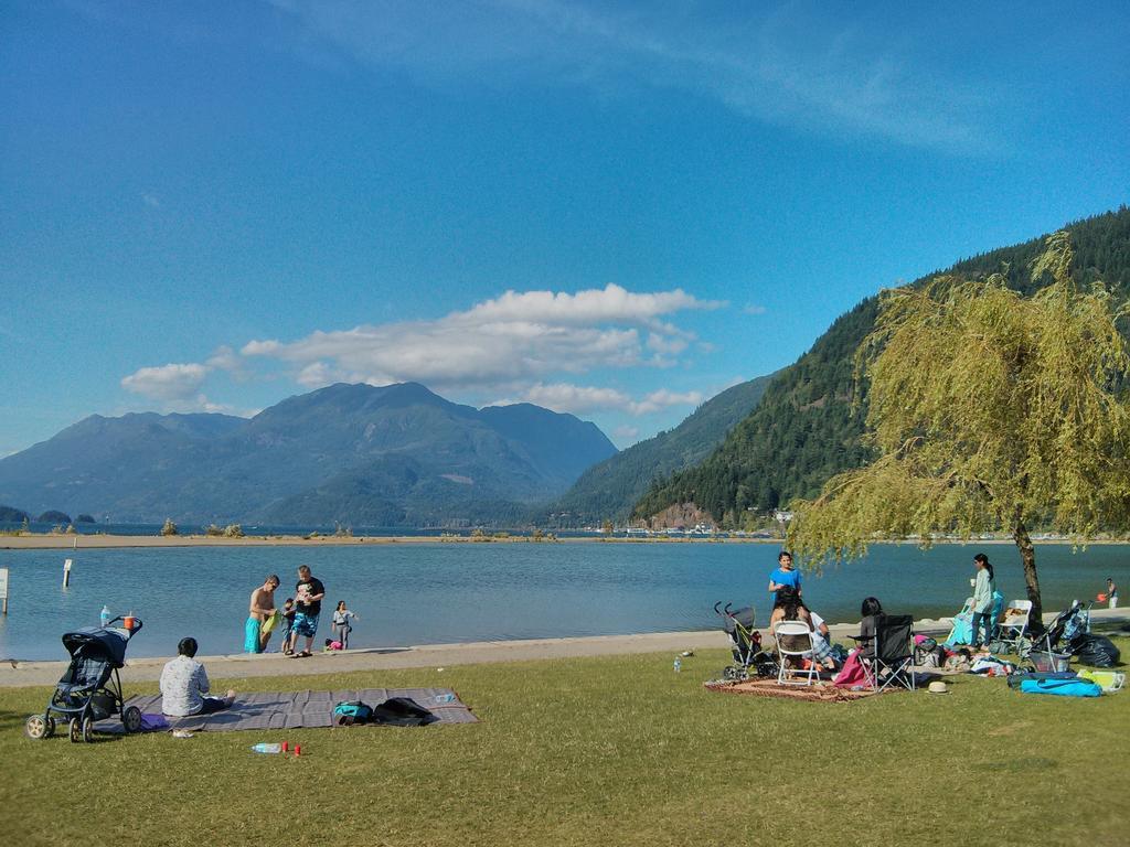 Harrison Lake Hotel