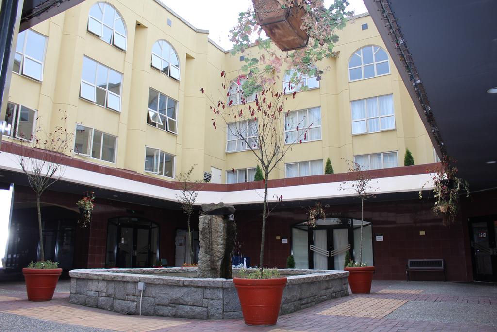 Harrison Lake Hotel 4*