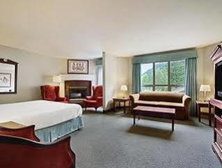 Hotel Harrison Lake